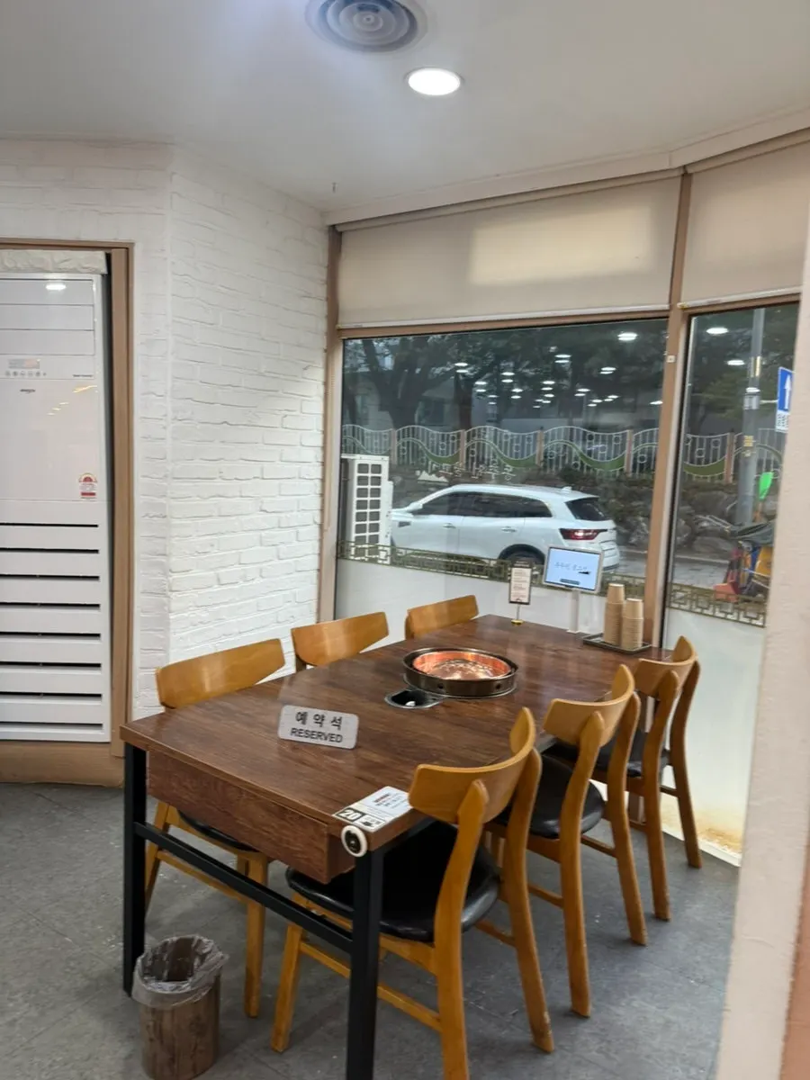 Spacious and comfortable hall seating at Dongchuwon Bulgogi