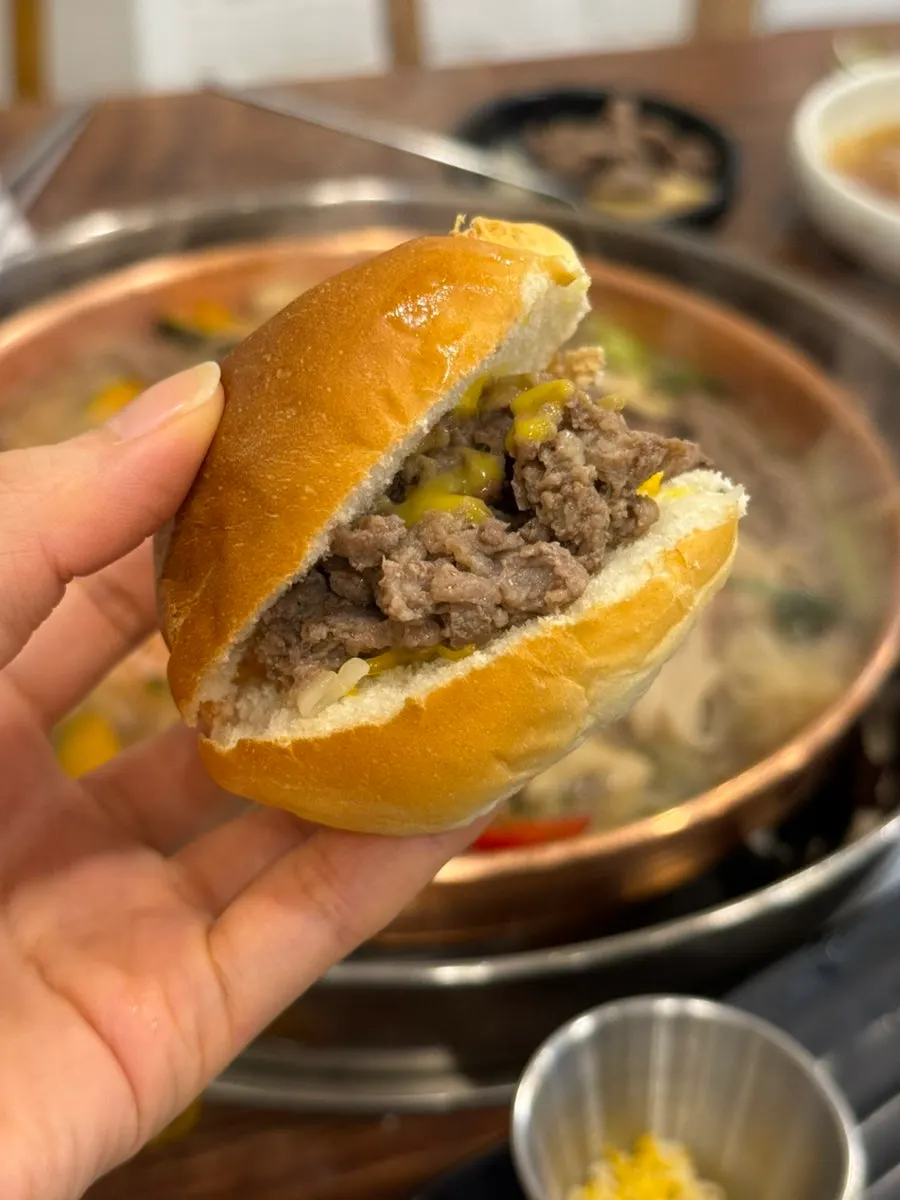 Bulgogi and broth with the seasoning fully soaked in