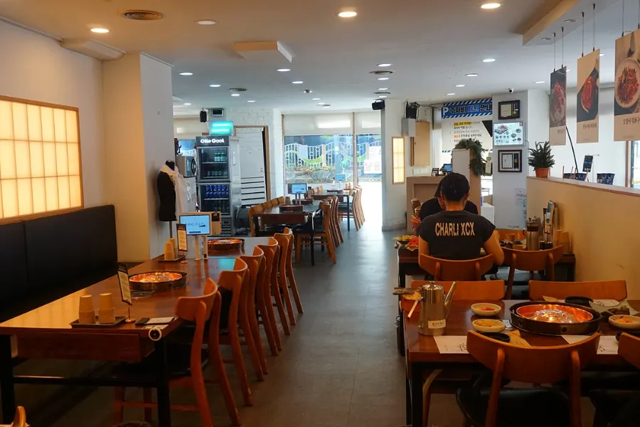 Spacious interior of Dongchuwon Bulgogi
