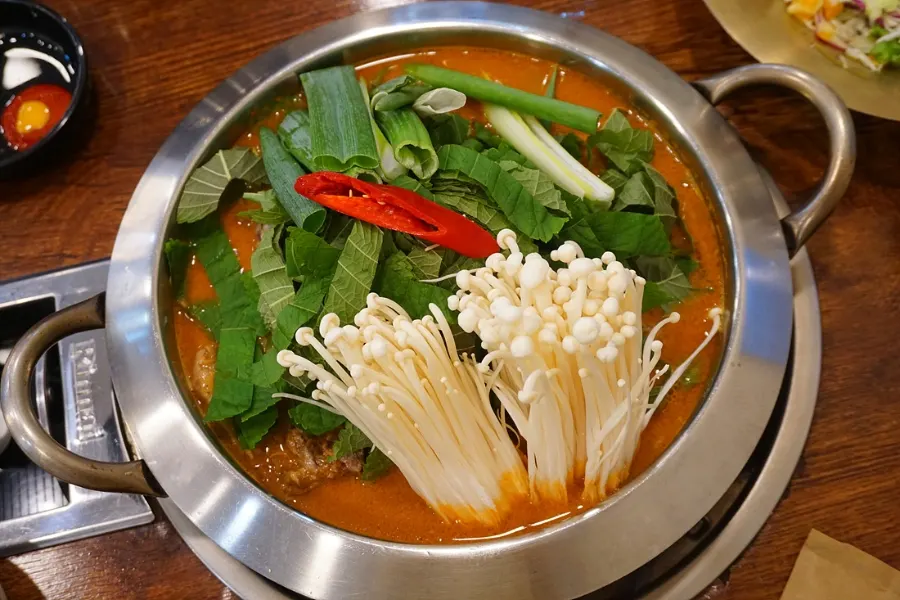 Extra side dishes on the self-bar