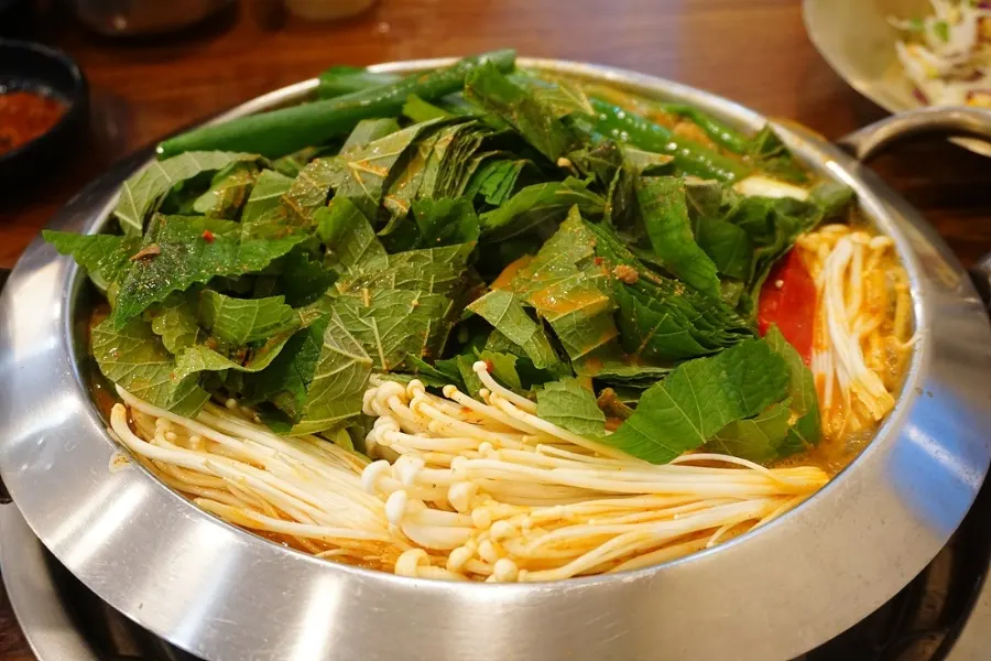 Hanwoo boshin jeongol pot served on the table