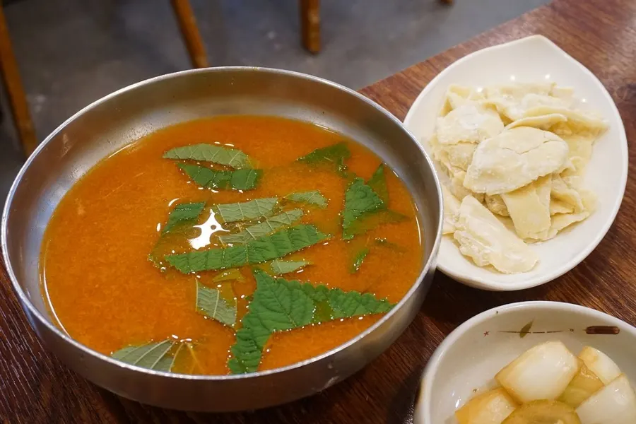 Hanwoo boshin jeongol piled high with perilla leaves and ugeoji