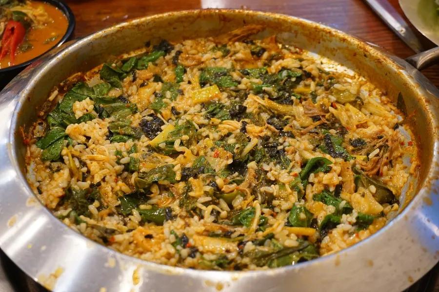 Rice, perilla leaves, and seaweed flakes for self-made fried rice