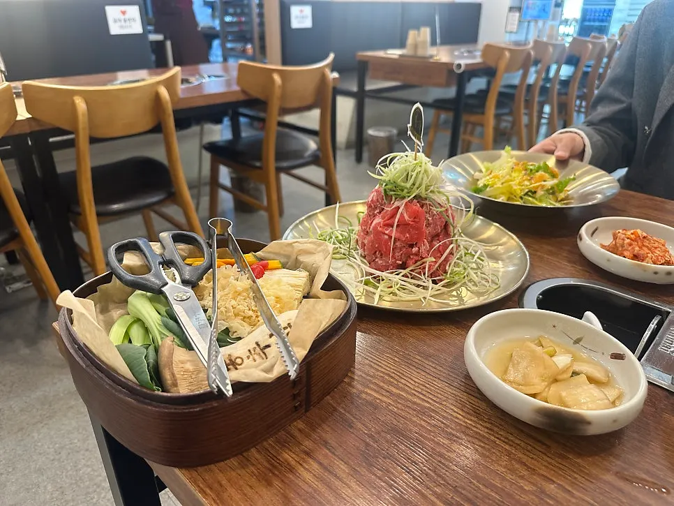 무채와 백김치 등 기본 반찬