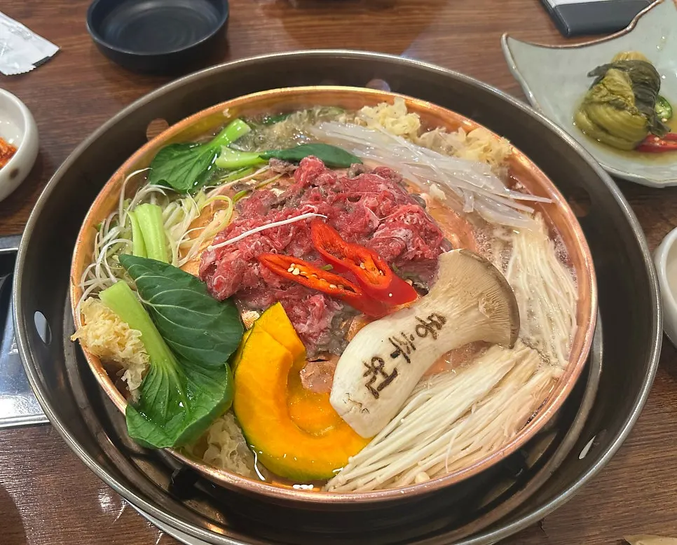 황동판 가운데 고기와 사이드 육수 야채