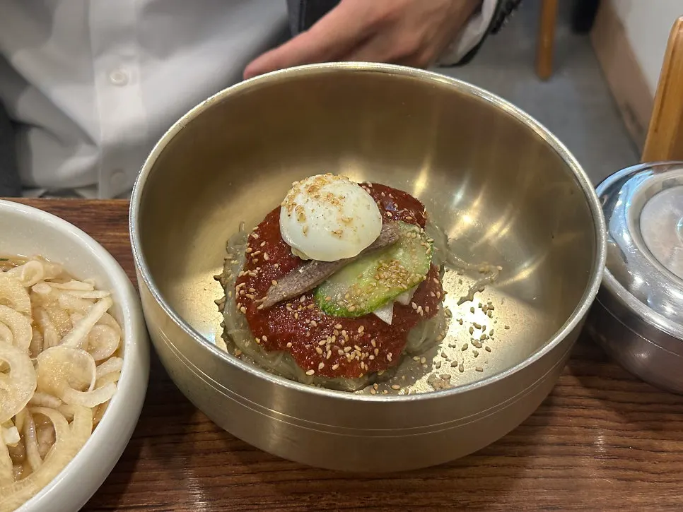 동판에서 익은 한우 불고기 한 점