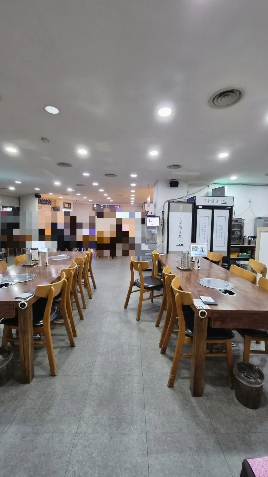 테이블 간격이 넓은 동추원불고기 홀 전경