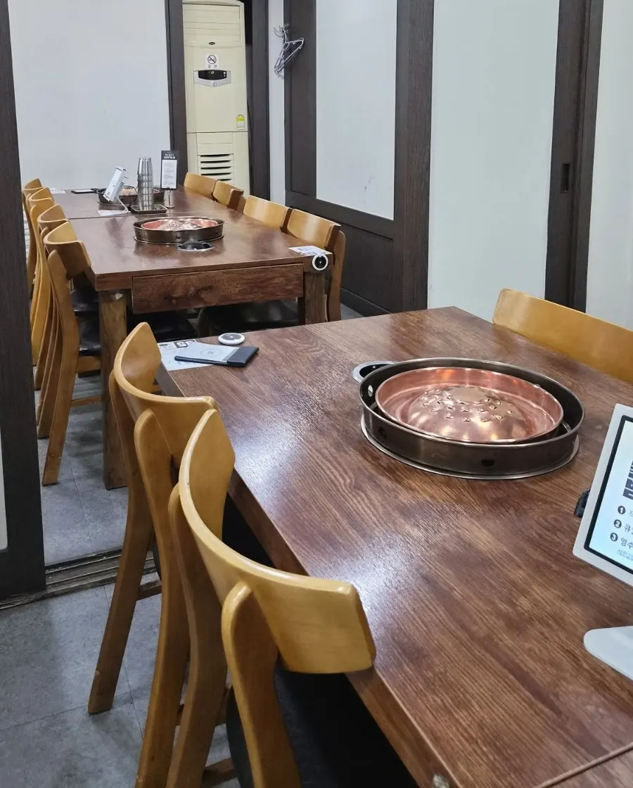 동추원불고기 안쪽 룸과 단체석 공간