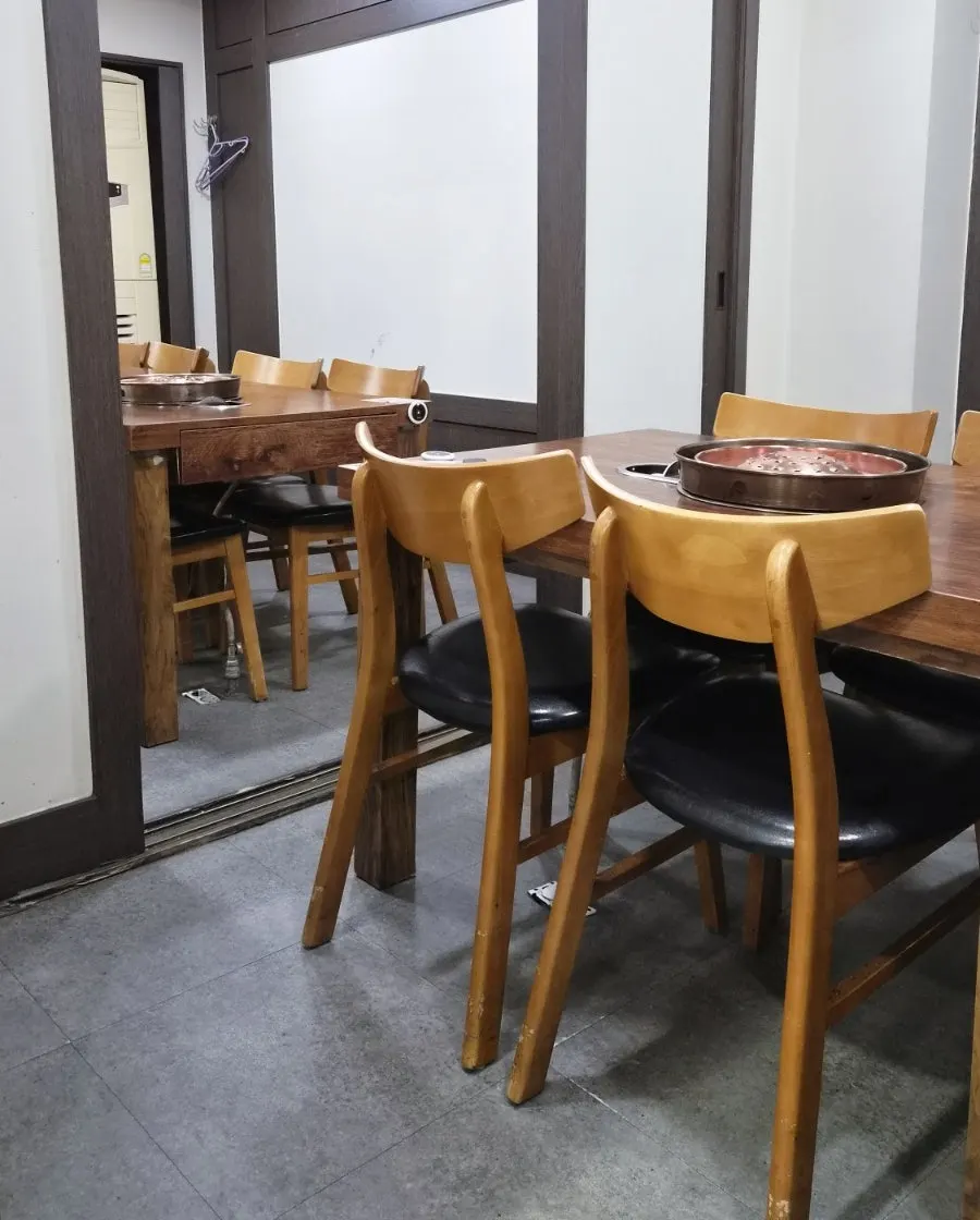 넓은 테이블과 불판이 놓인 좌석