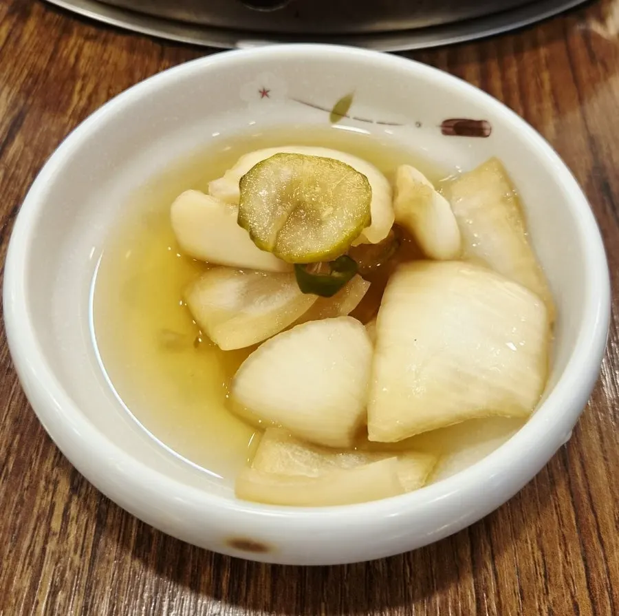 셀프바에서 담아온 반찬 세팅