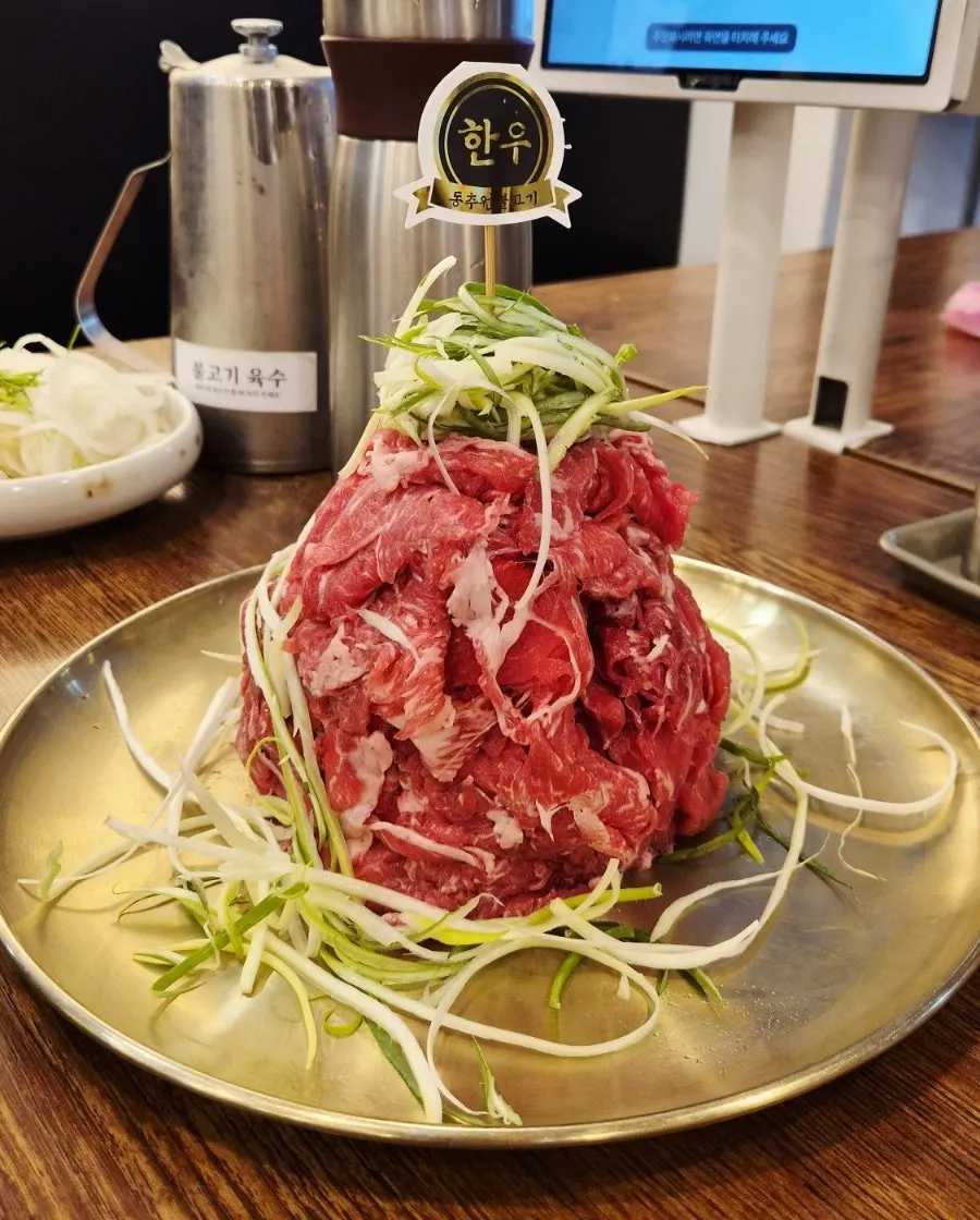 선명한 붉은색의 얇게 썬 한우 불고기