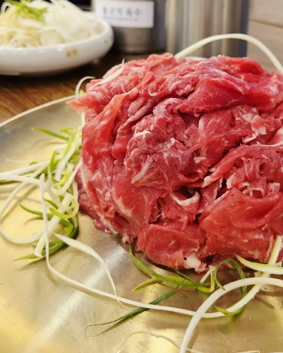 불판에 올린 한우불고기와 파채