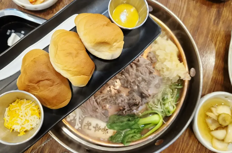 모닝빵에 불고기를 넣어 만든 불고기 햄버거