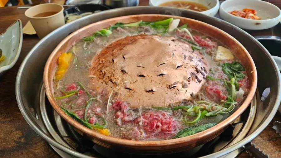 Bulgogi being cooked shabu-style with added broth