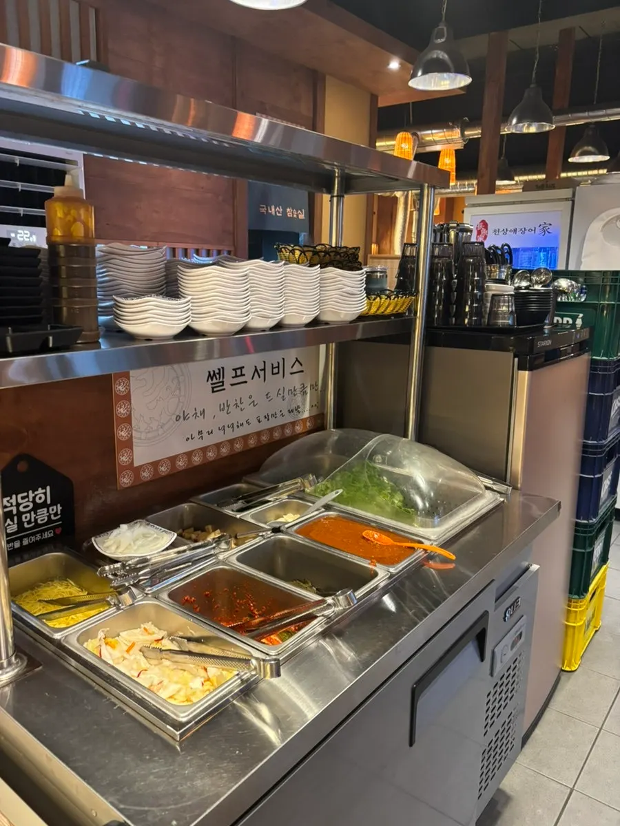 Side dishes available at the self-service bar