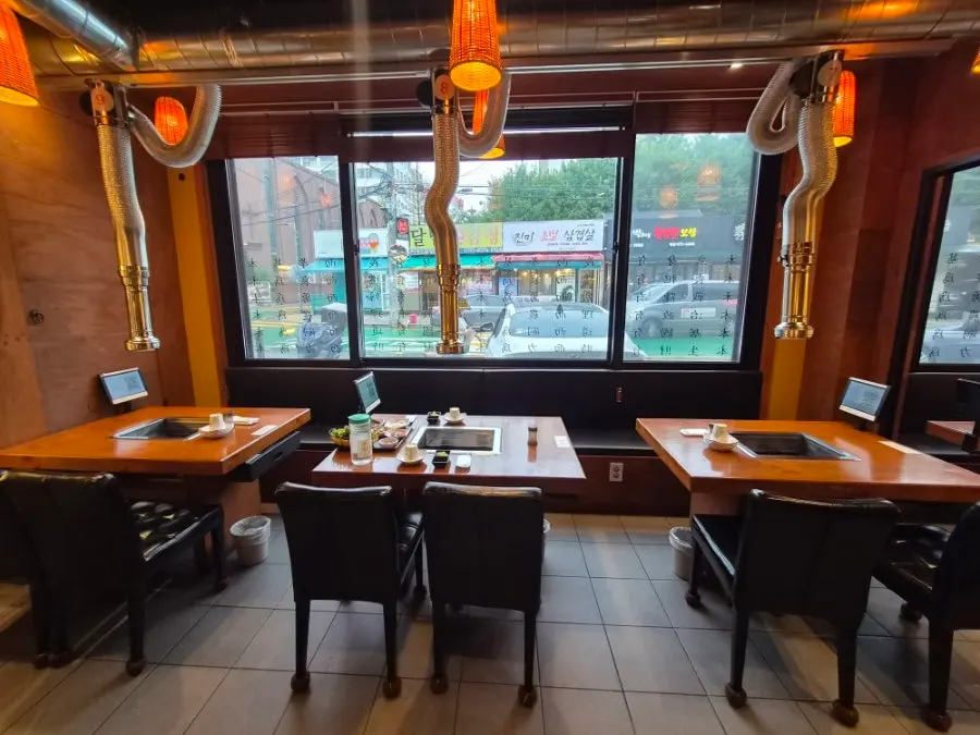 Table seating with built-in ventilation system