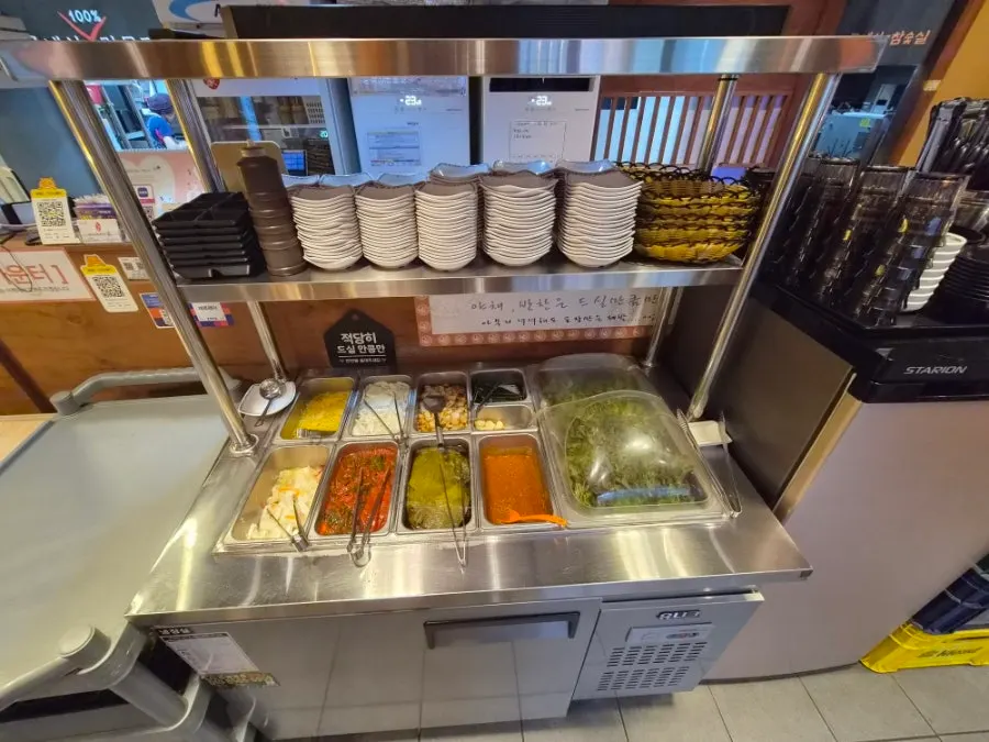 Self-serve bar for side dishes