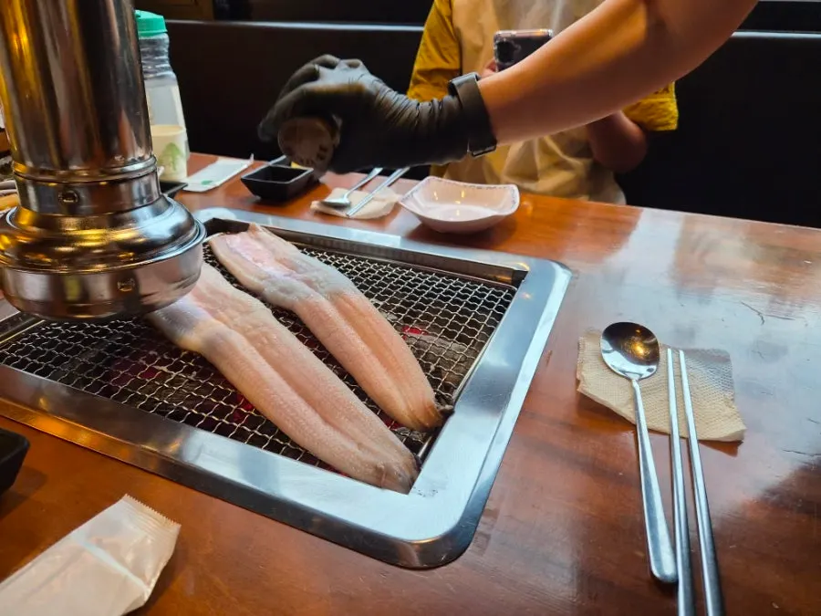 Seasoning the eel flesh with coarse salt
