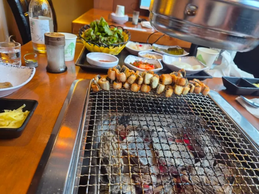 Grill plate with the remaining eel partly eaten