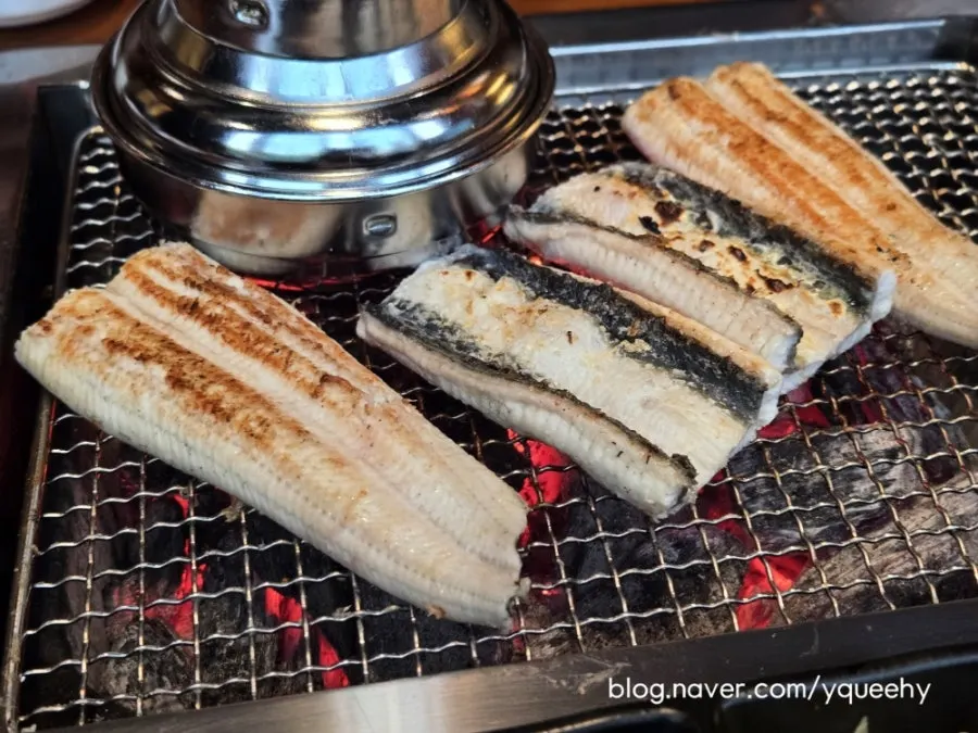 Eel being trimmed into easy-to-eat pieces