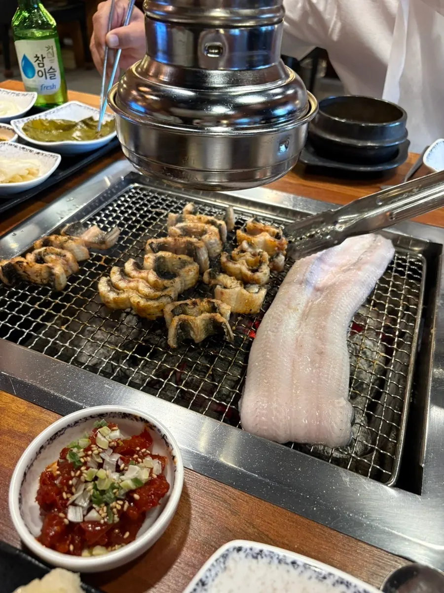 Stone-grilled sushi topped with wasabi and eel
