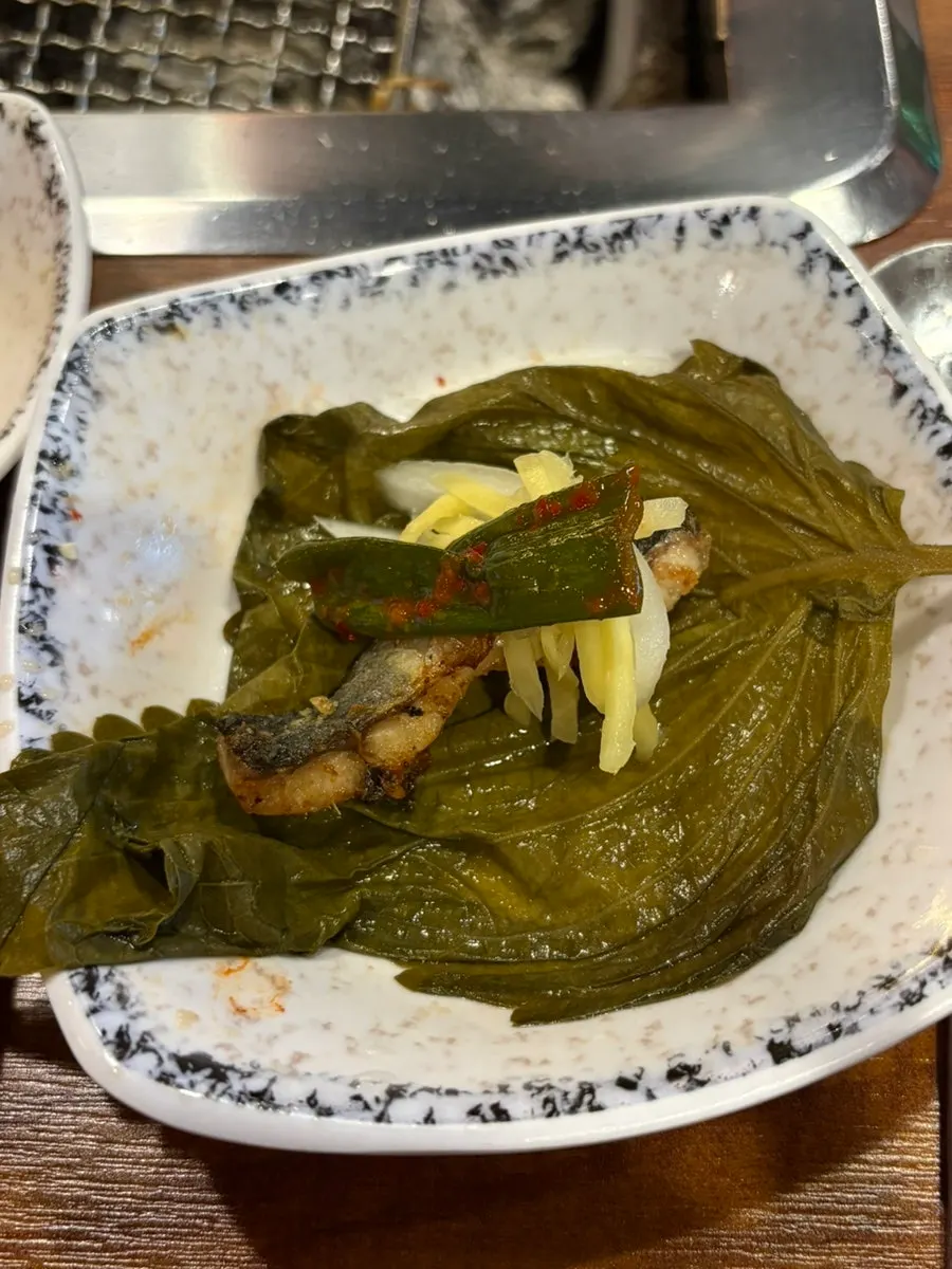 Eel served with lettuce and perilla leaves