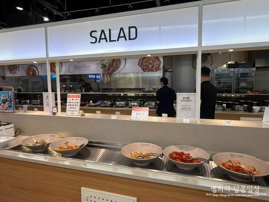 Salmon and tuna sashimi with seafood dishes