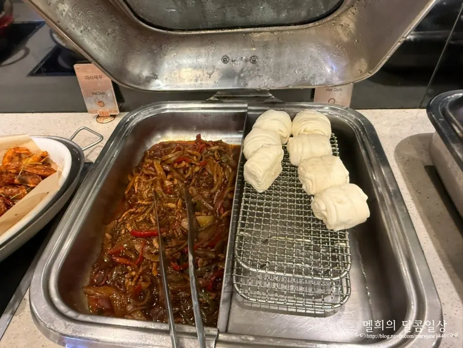 Guobaorou and assorted Chinese-style hot dishes