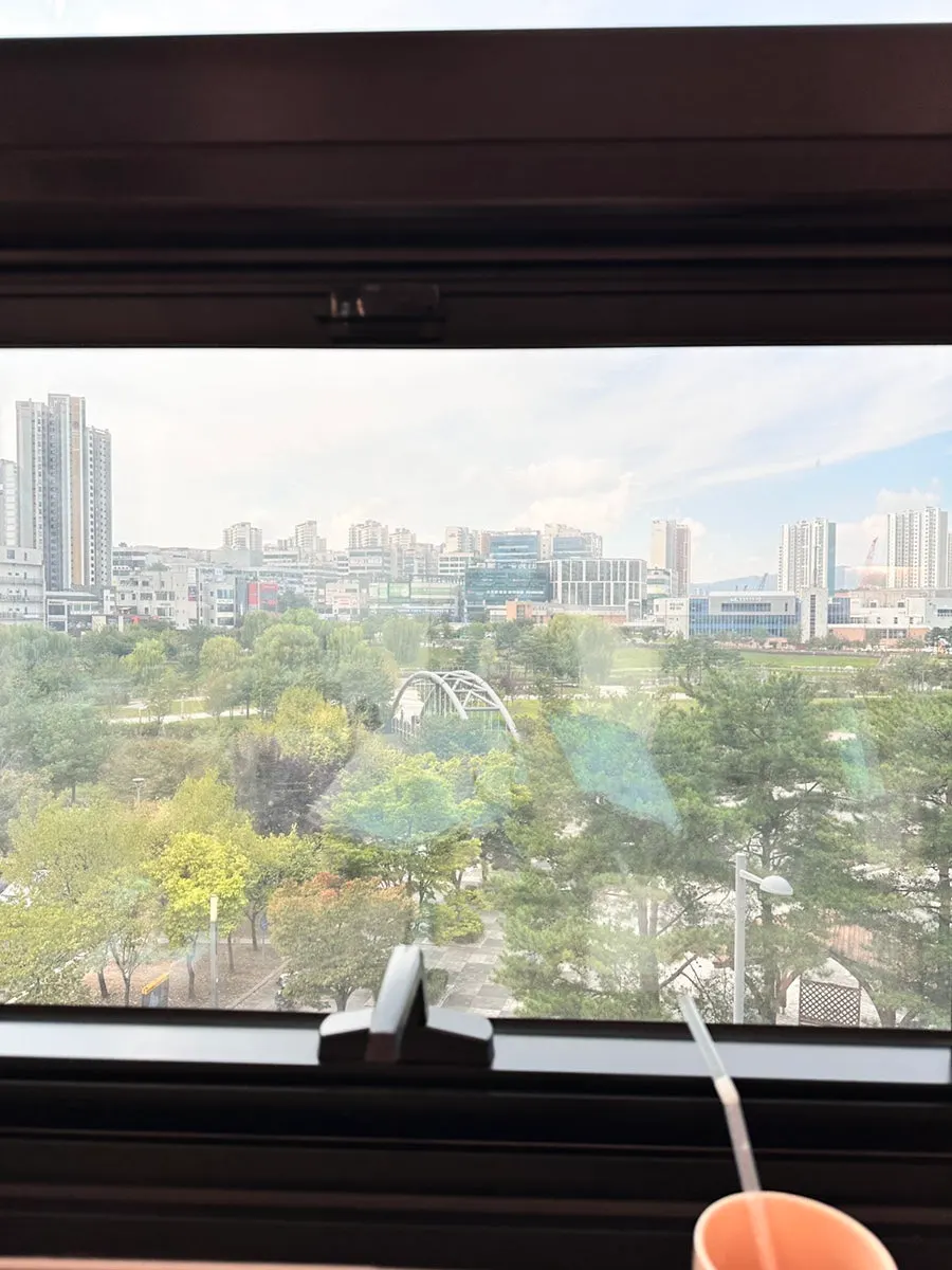 사이드뱅용으로 따로 말아둔 앞머리