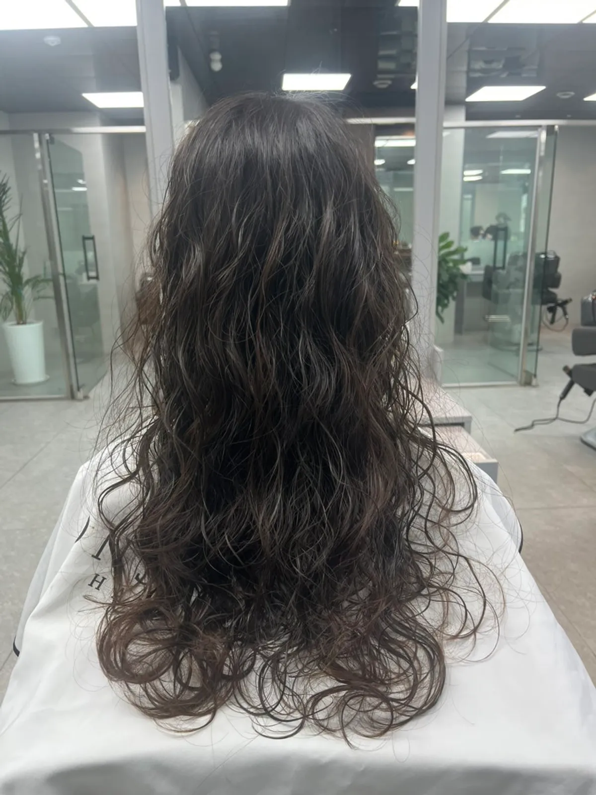 펌 진행 중 제공된 커피와 과자