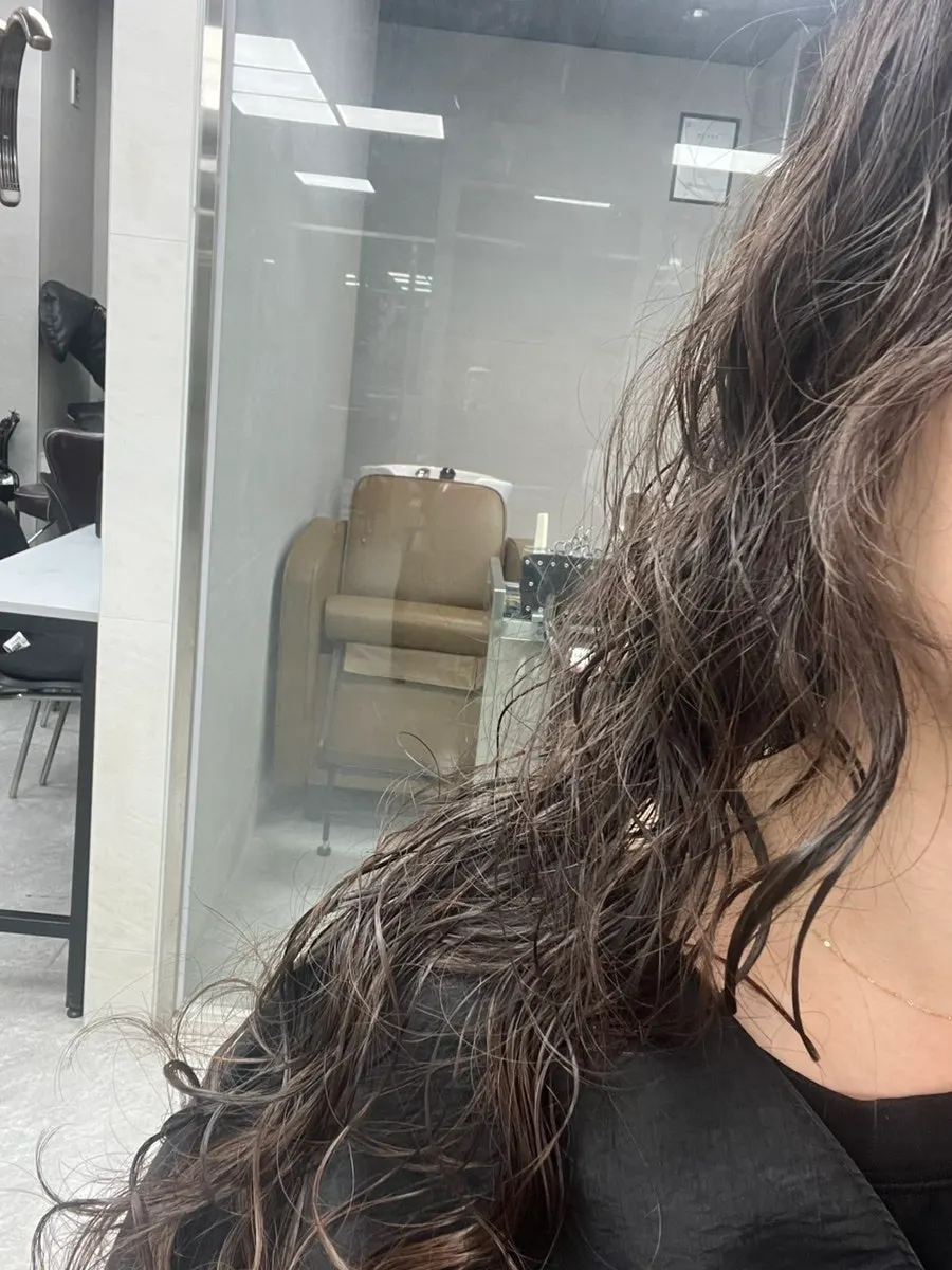 풍성하게 연출된 히피펌 웨이브