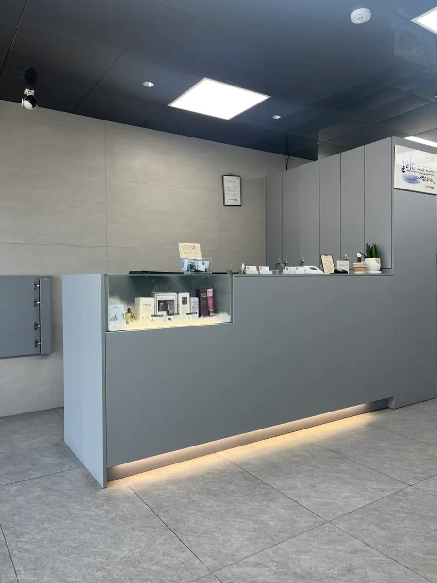 Neatly arranged salon interior space