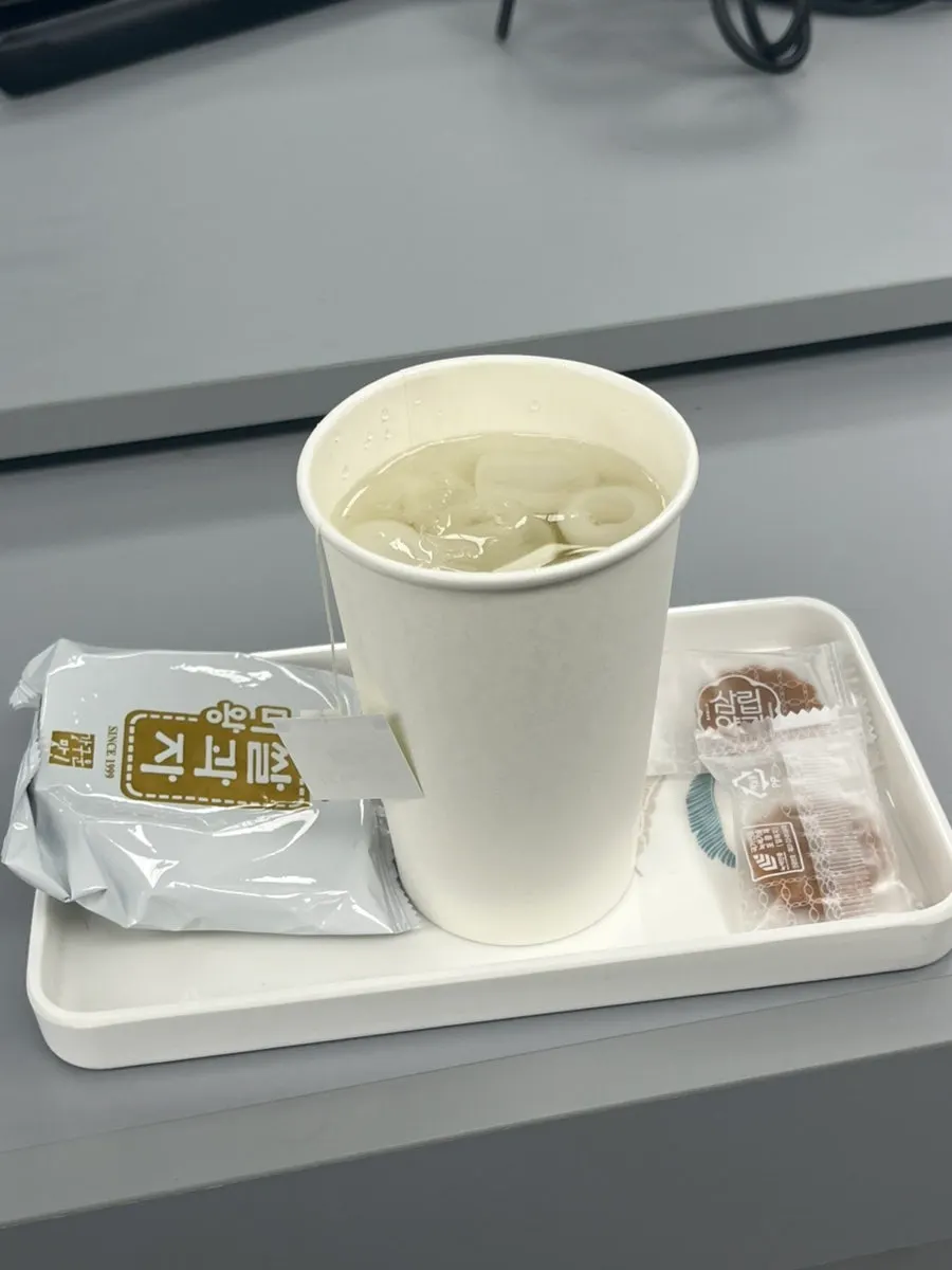 Rice crackers and green tea served while waiting