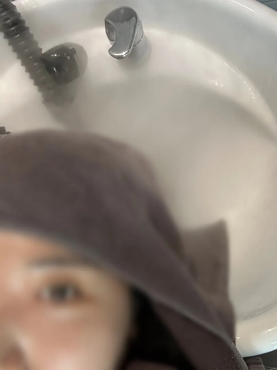 누워서 받는 헤어클리닉 관리 모습