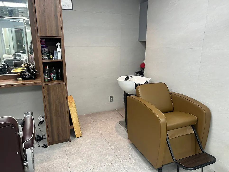 헤어온새 매장 좌석과 거울 공간