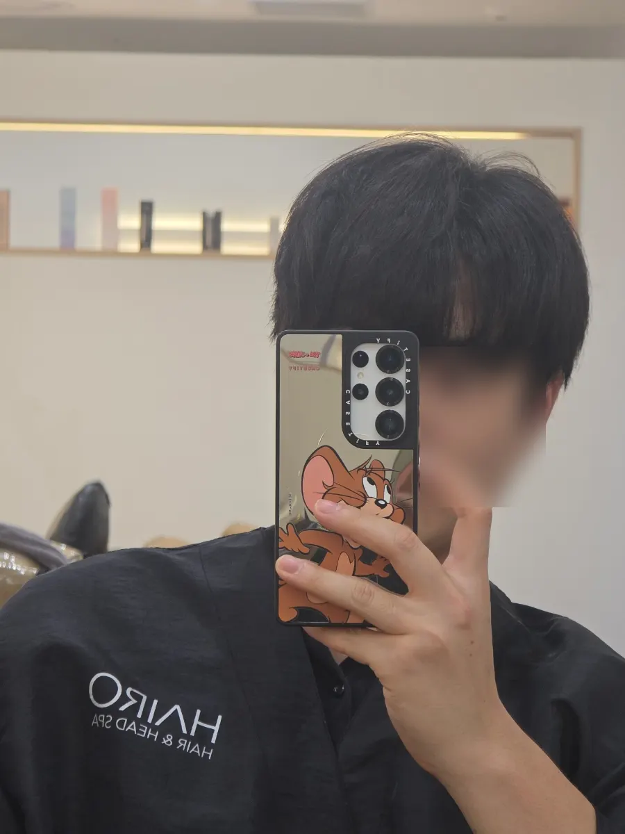왼쪽으로 휘는 모류가 드러난 시술 전 앞머리