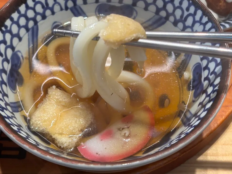 Hot udon topped with fried tofu and ham