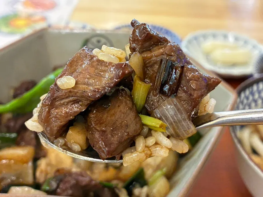 Full spread of the cube steak rice bowl set at Hekbap Kkachisan Branch