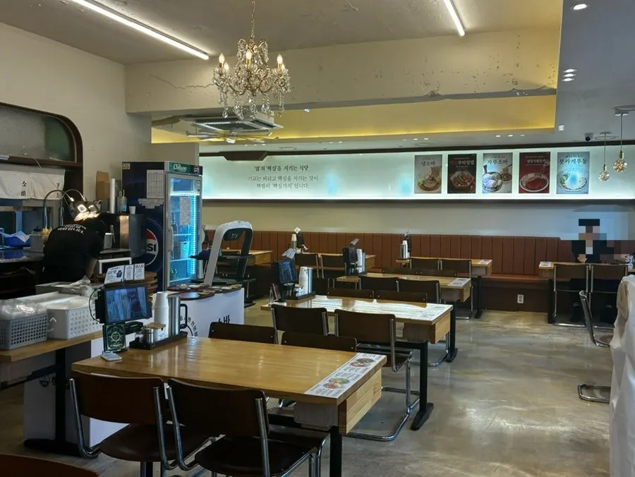 Spacious table arrangement inside Hekbap