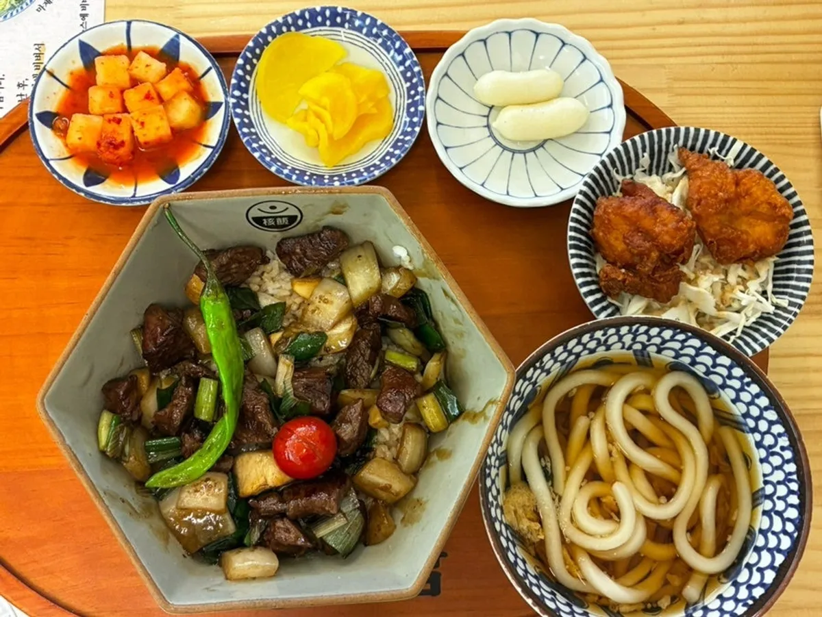 The set served with mini udon and karaage together