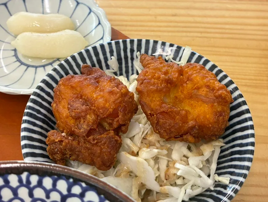 Karaage placed on top of cabbage