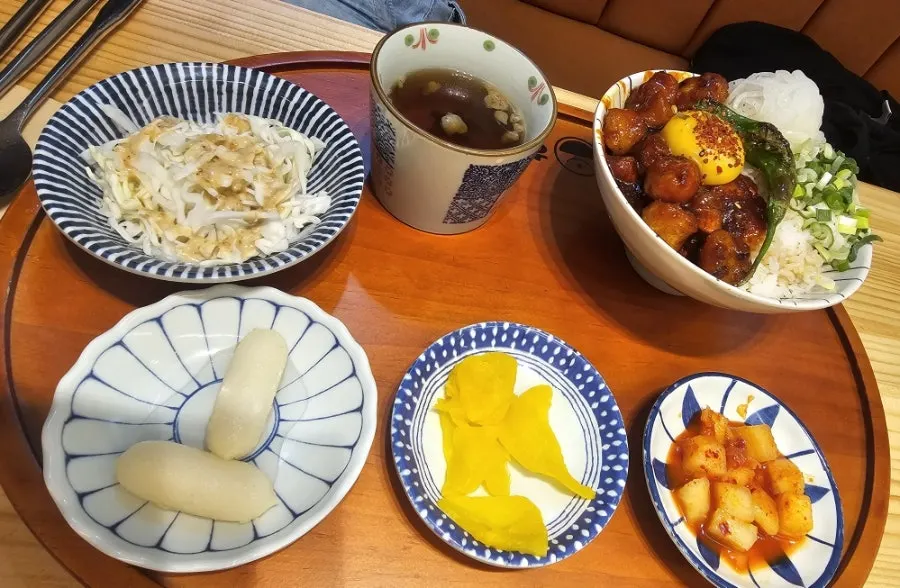 Two rice bowls and ramen placed on the table
