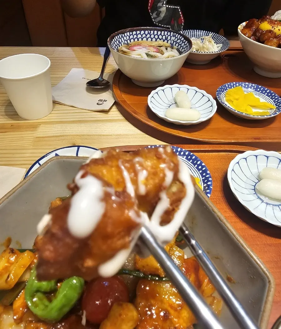 Beef intestine rice bowl set served with karaage and udon