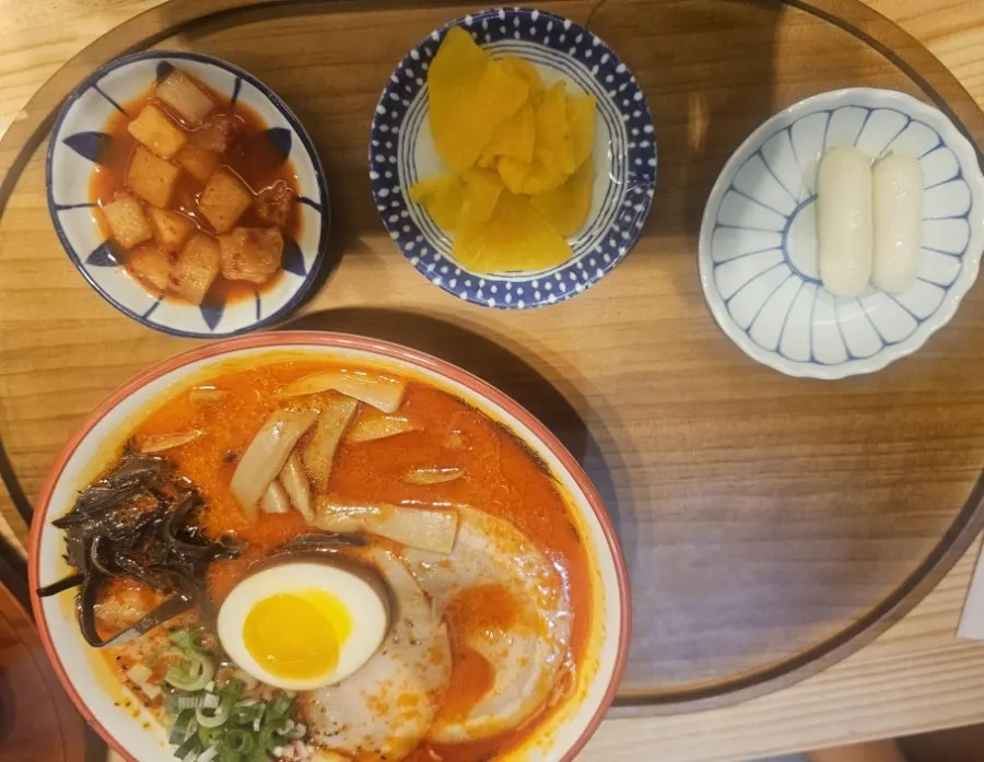 Side dishes served alongside the beef intestine rice bowl set