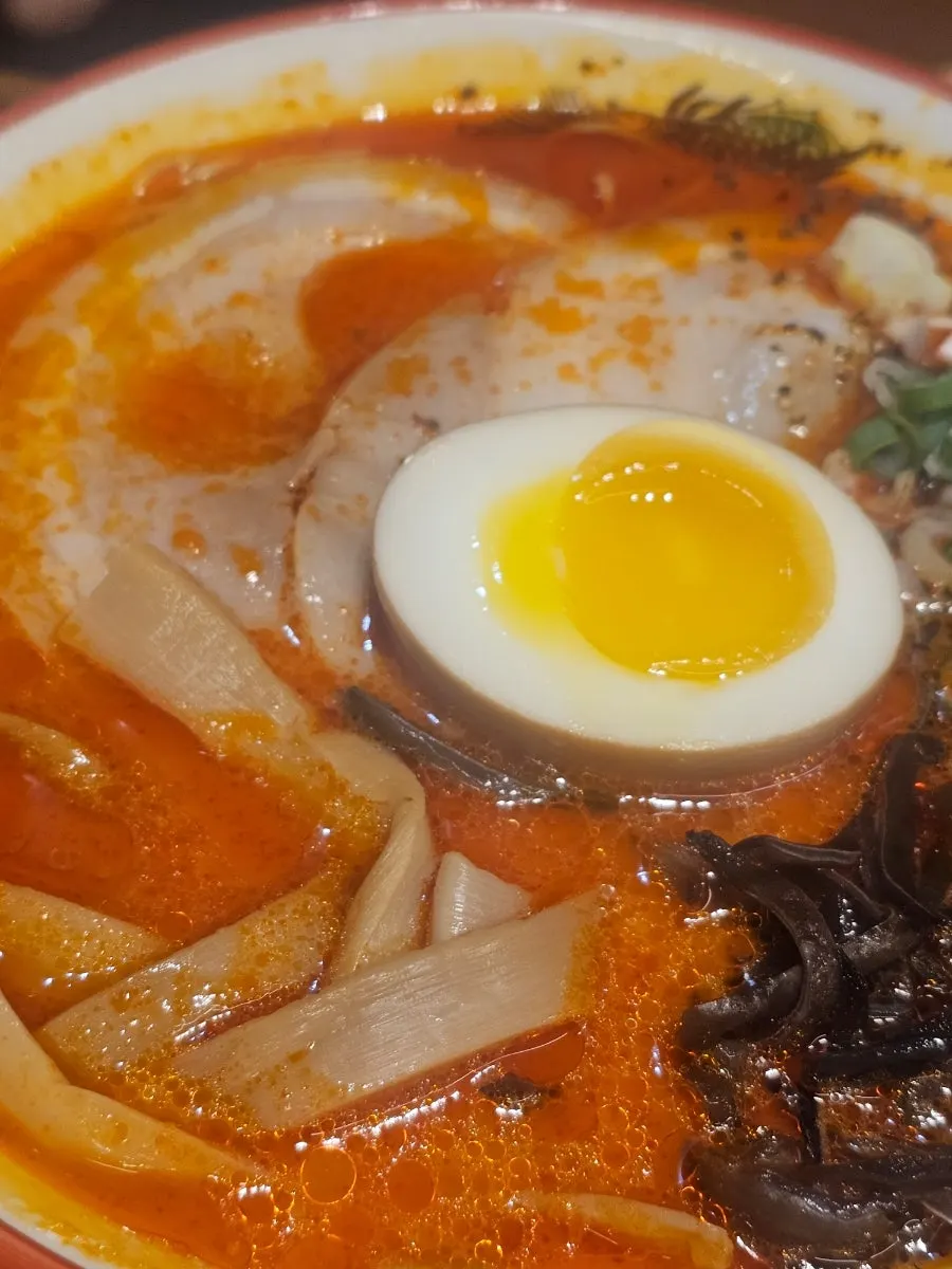 Eating scene alternating between rice bowls and ramen