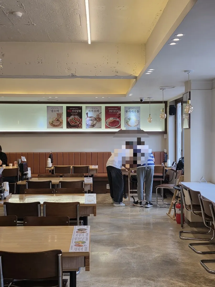 店の前に設置されたヘクパプのメニュー看板