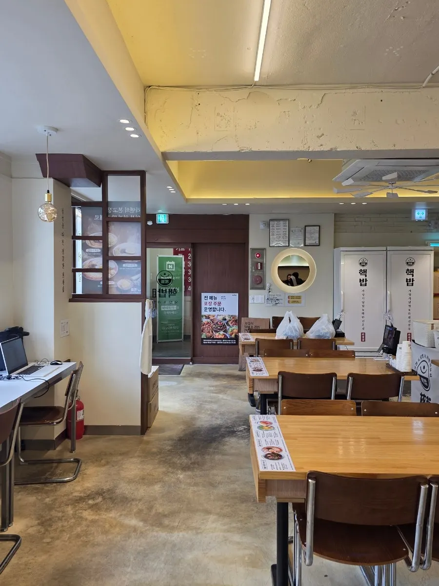 2階入口付近のヘクパプ カチサン店のメニュー案内