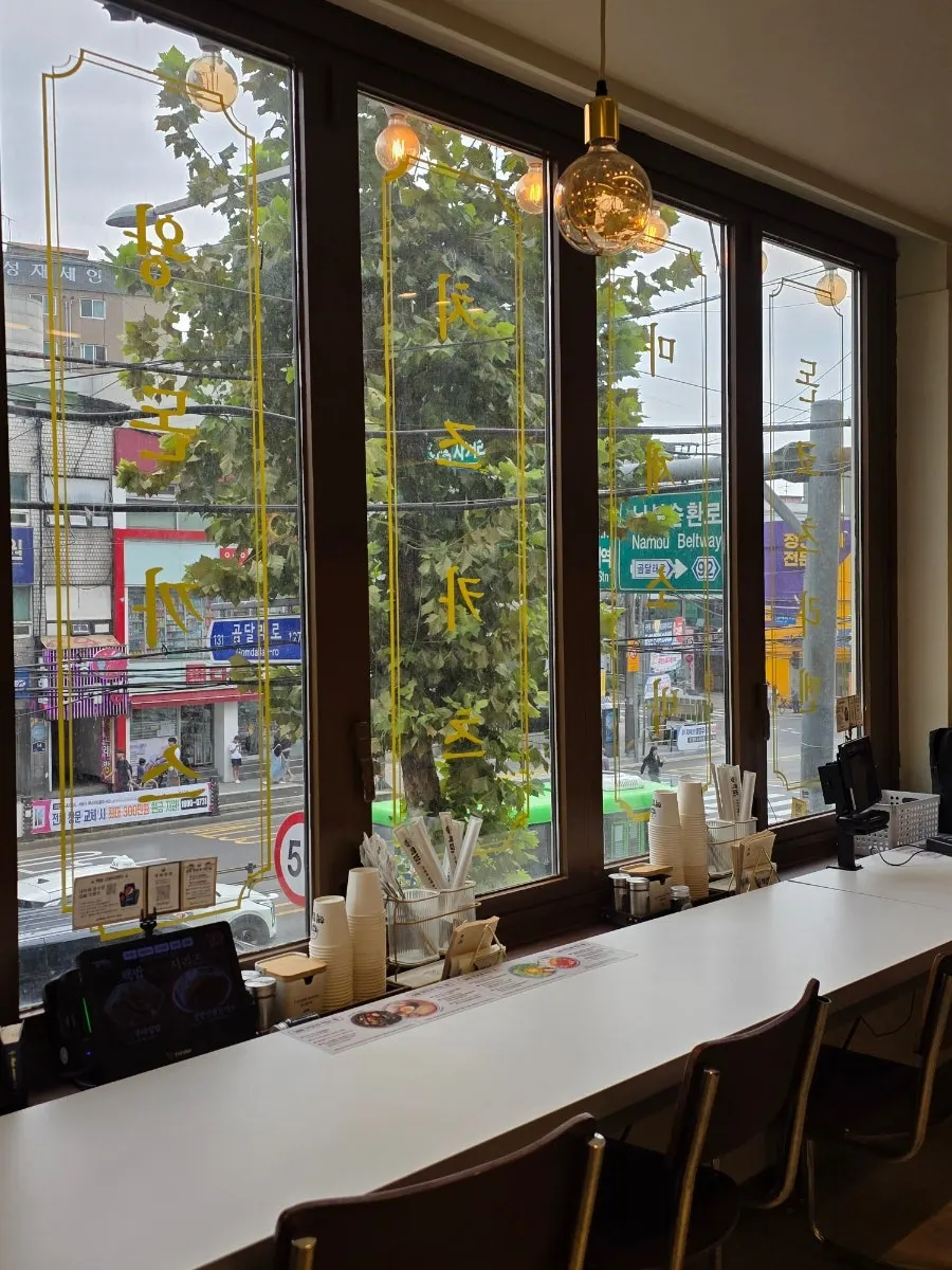 ランチのピークを避けたヘクパプ カチサン店の店内