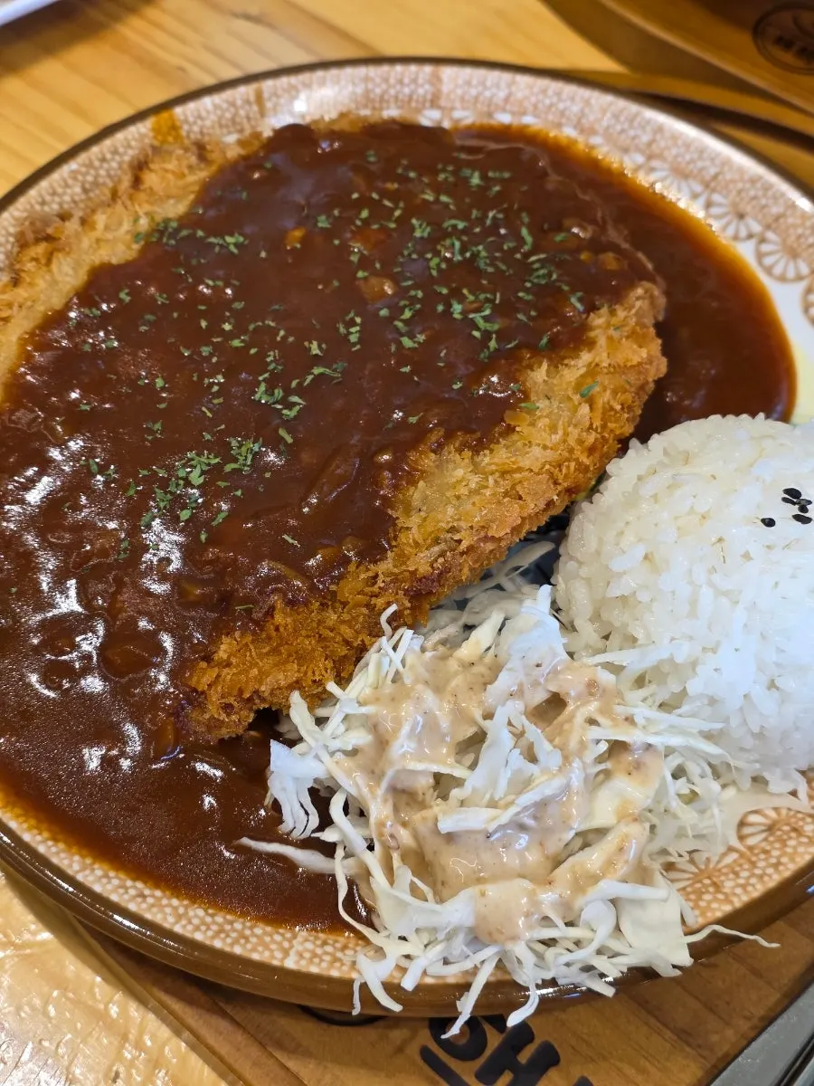 ソースがかかった厚めの洋食風とんかつ