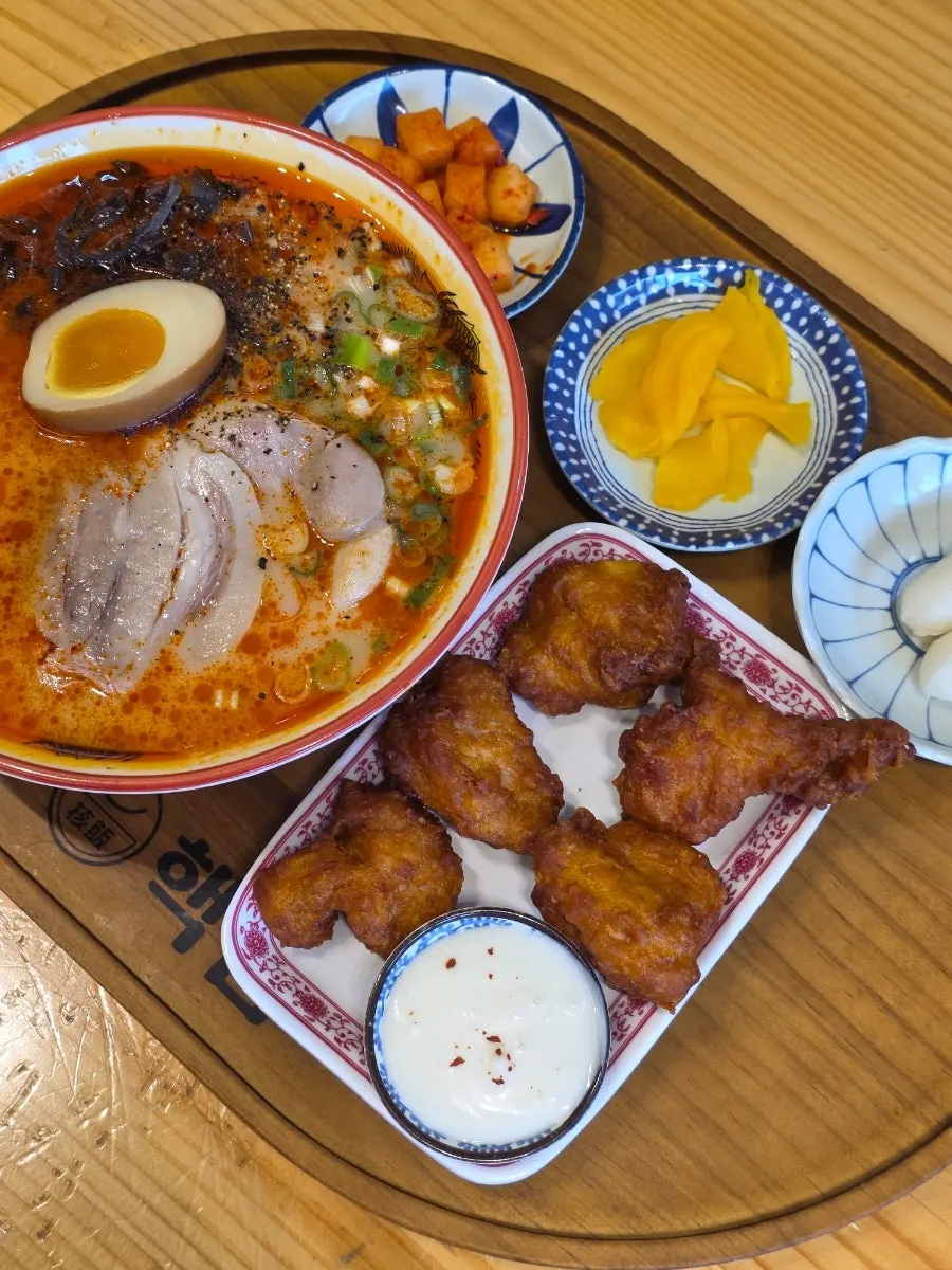 カライラーメン鶏唐揚げ定食の食卓